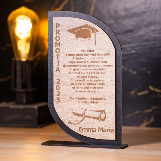 Trofeu absolvire – design curbat cu simboluri educaționale și text gravat.