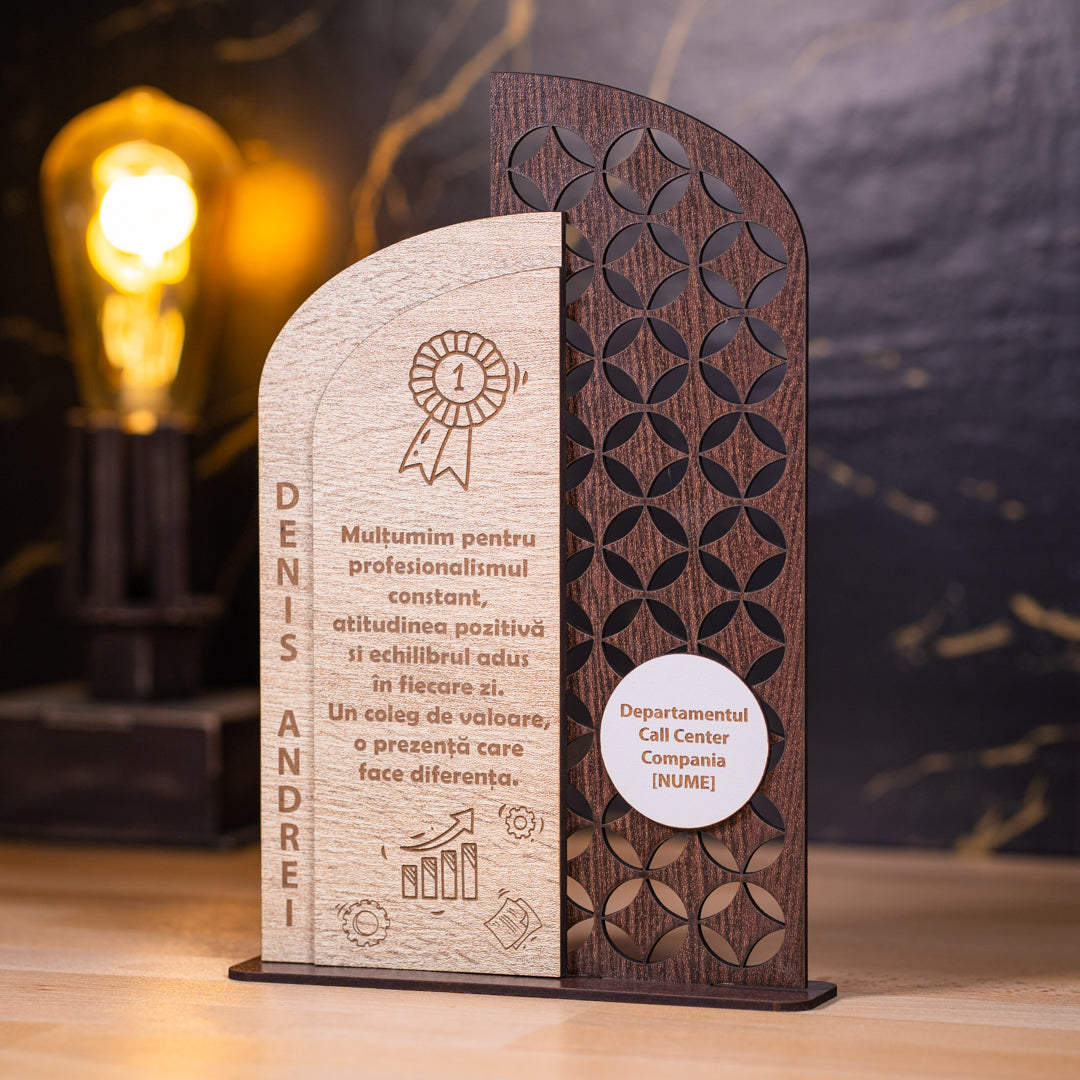 Cadou profesional pentru coleg – text gravat și personalizat pe MDF.