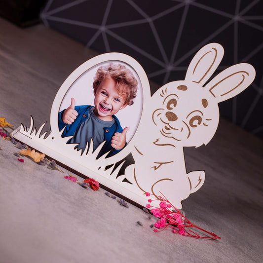 Ramă foto de Paște – Ou cu iepuraș, decorată cu licheni, 14x12 cm