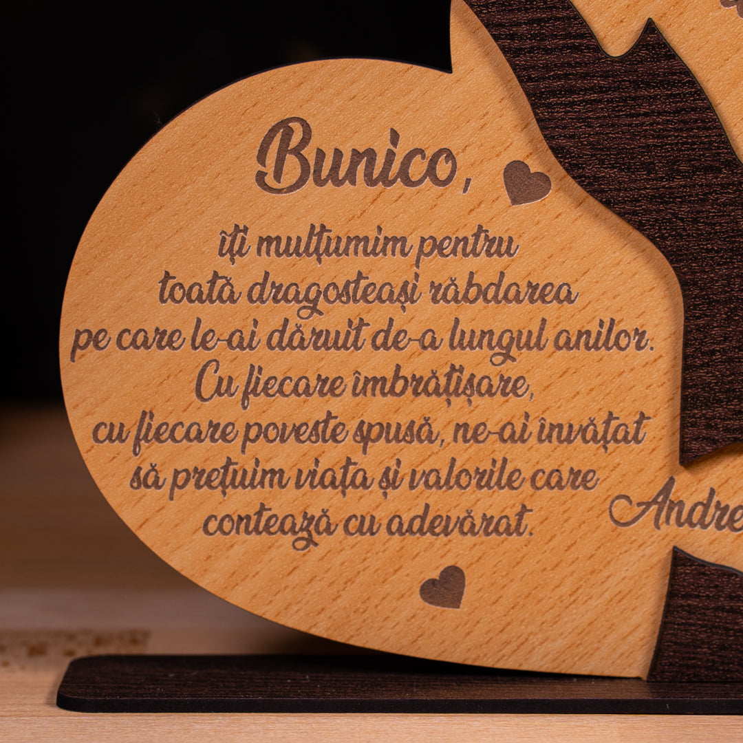 Dar special pentru bunica – Inima cu Mâna pe lemn gravat