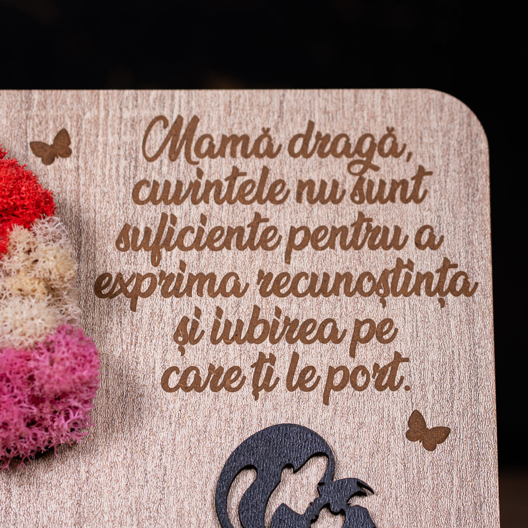 Cadou unic pentru mama – tablou din lemn cu gravură și licheni naturali