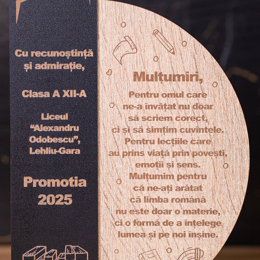 Trofeu limba română 16x24 cm – cadou simbolic cu motive educaționale.