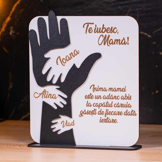 Placheta cadou pentru mama – „Mâna Copiilor” gravată pe lemn