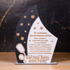Cadou personalizat pentru doctor – trofeu cu mesaj de recunoștință și nume gravat.