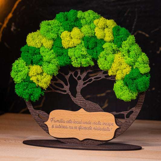 Copacul vietii din lemn cu licheni verzi si mesaj personalizat - Familia, 21x20cm