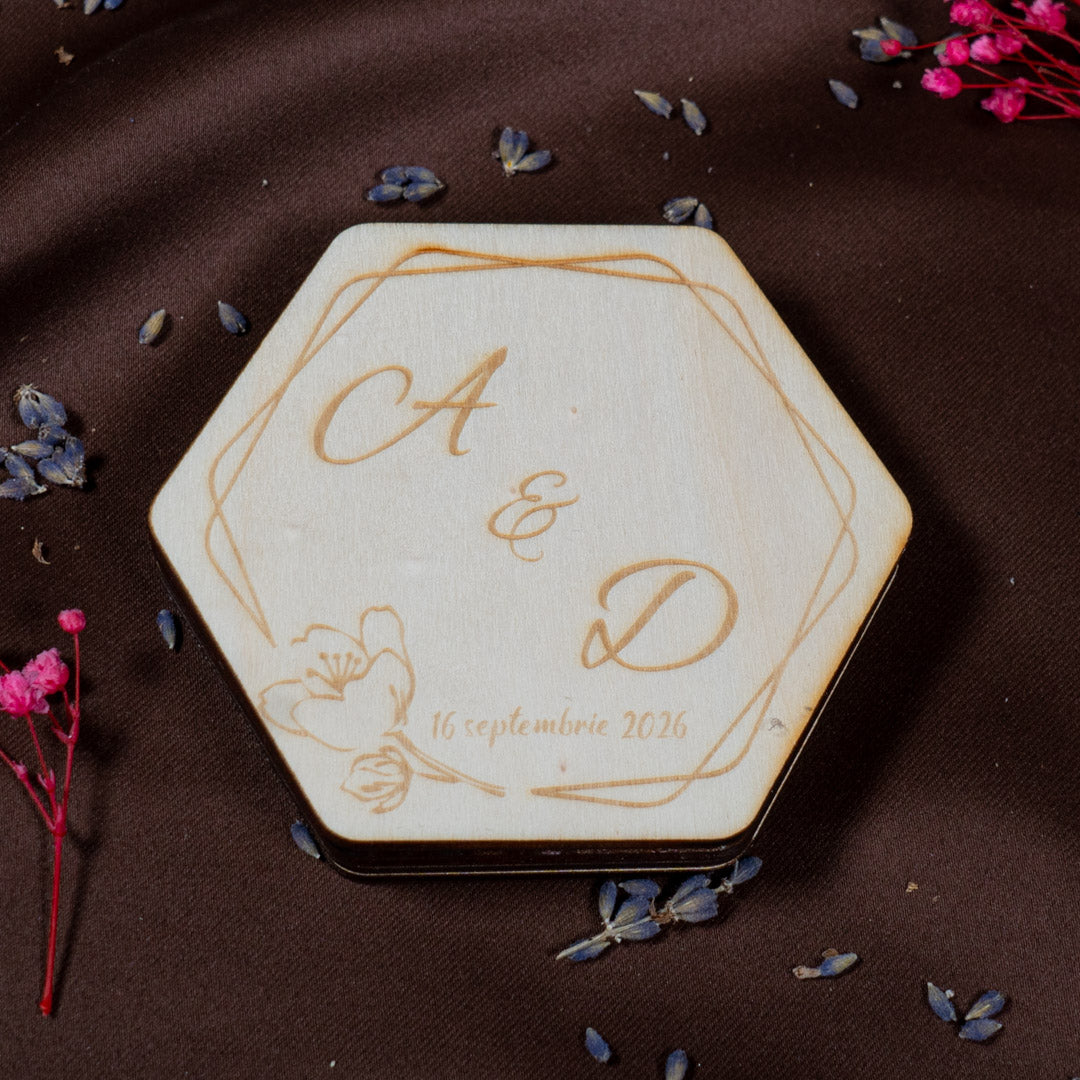 Cutie pentru verighete personalizata cu numele si data evenimentului - Model elegant in forma de hexagon, 10x10x3cm