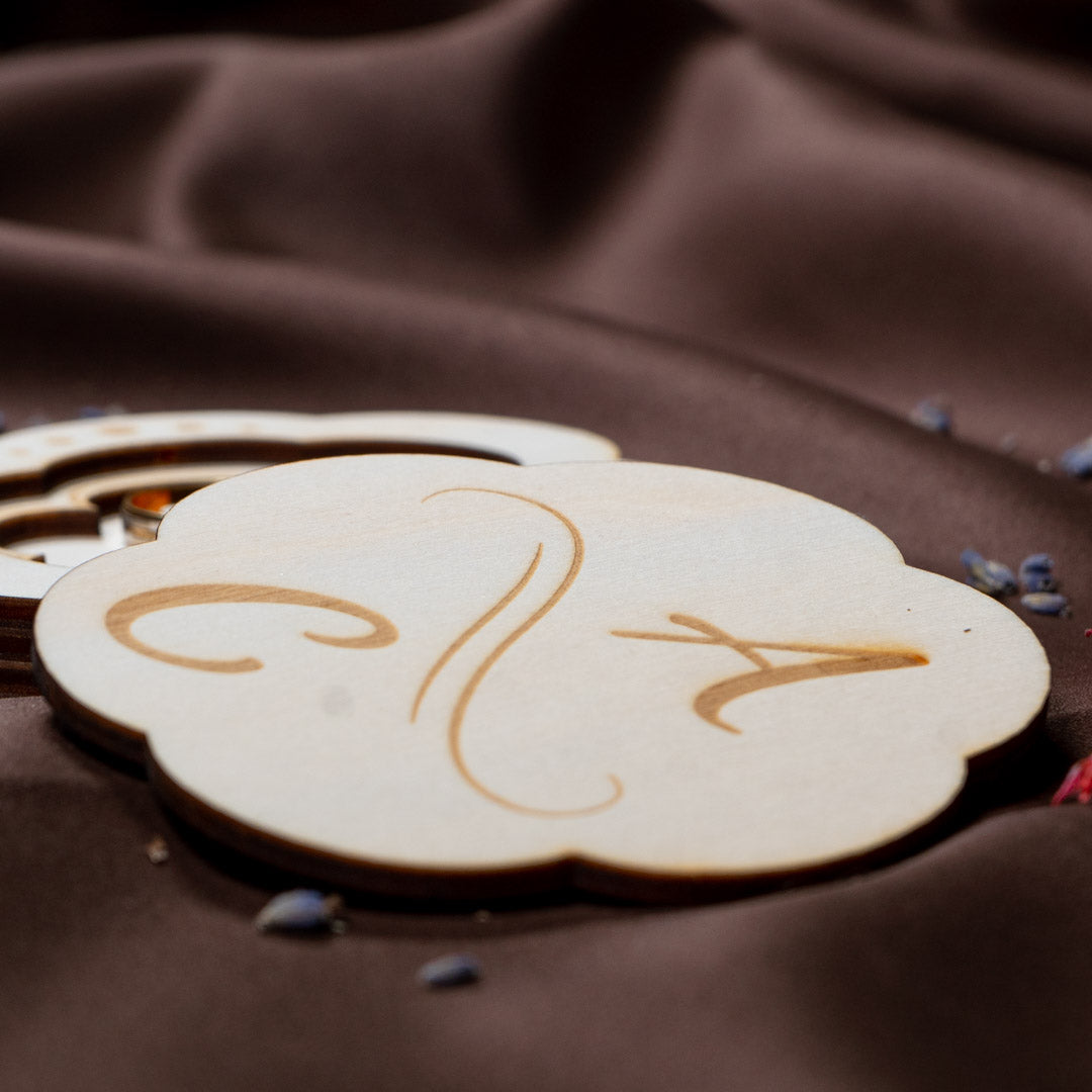 Cutie pentru verighete personalizata cu numele si data evenimentului - Model elegant in forma de floare, 10x10x3cm