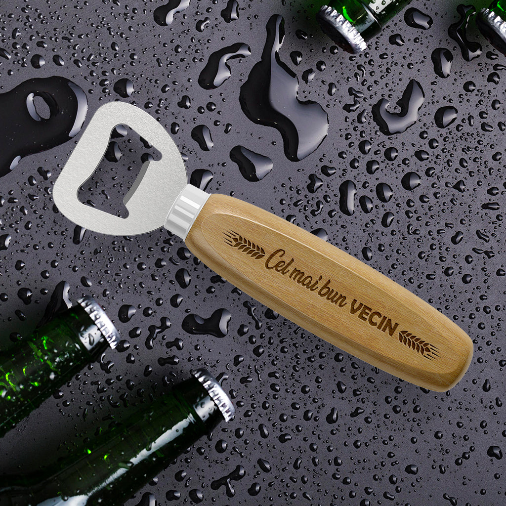 Accesoriu gravat din lemn pentru vecin – desfăcător sticle cu mesaj special