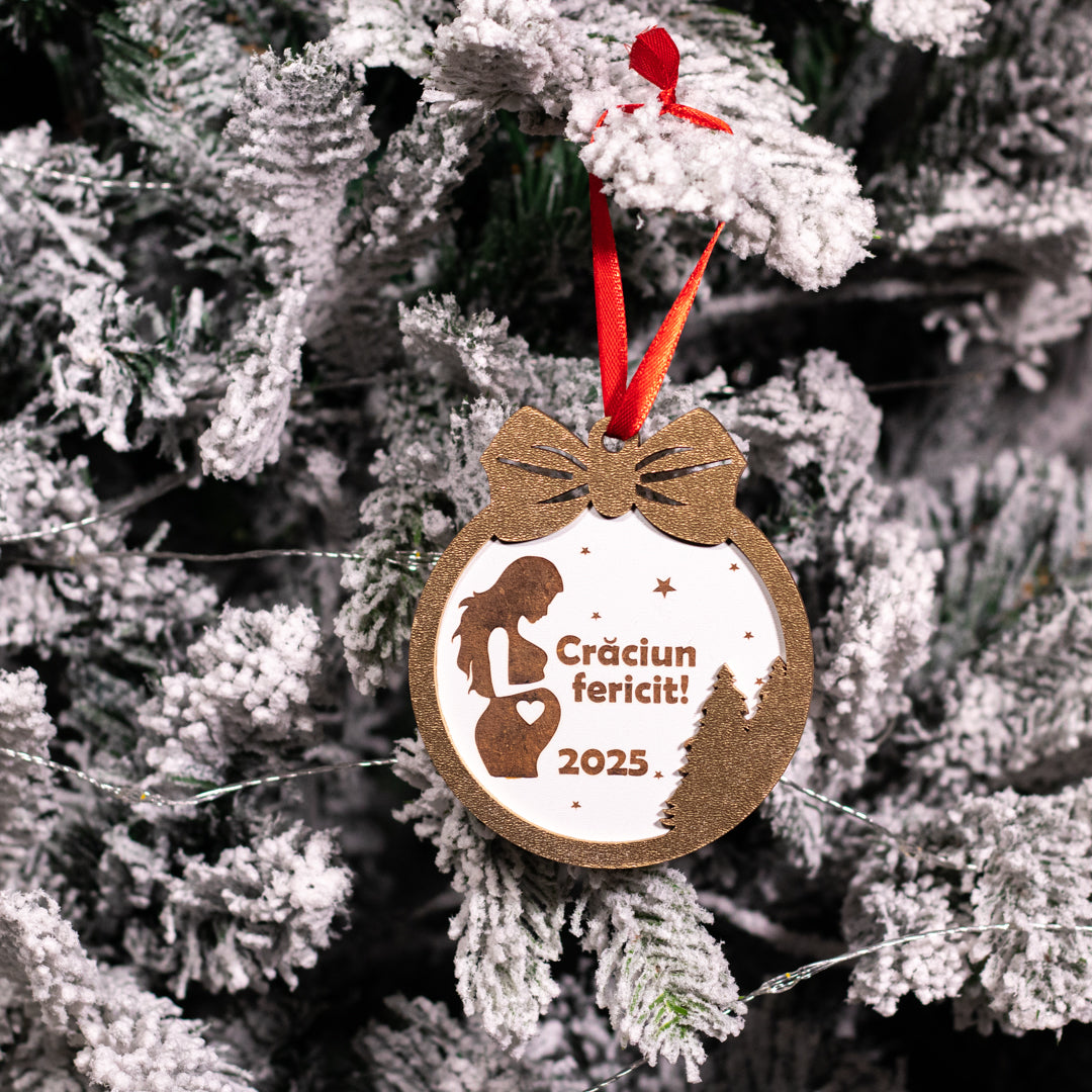 Ornament din lemn pentru brad, cu design de gravidă și gravură „Crăciun Fericit 2025”, decor de sărbători personalizat.