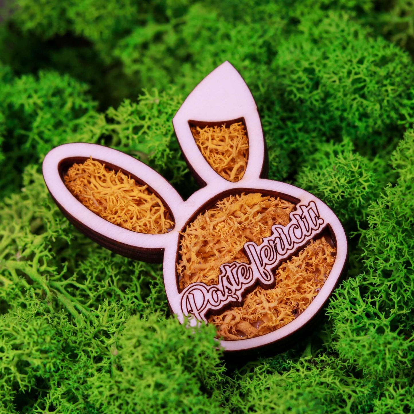 Magnet de Paște – Iepuraș din lemn cu licheni și mesaj „Paște fericit”, 5x8cm