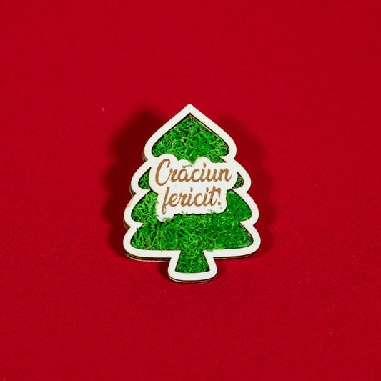 Brad din lemn cu licheni naturali și text gravat, magnet festiv pentru decor de Crăciun.