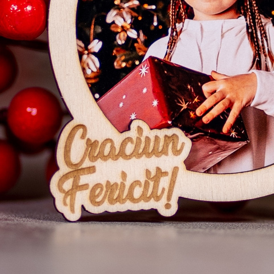 Magnet personalizat din lemn cu fotografie - Caciulita de mos, 12x11cm