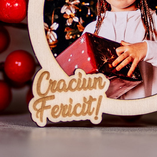 Magnet personalizat din lemn cu fotografie - Caciulita de mos, 12x11cm