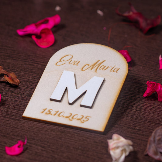 Magnet personalizat botez – suvenir elegant din lemn