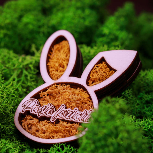 Magnet de Paște – Iepuraș din lemn cu licheni și mesaj „Paște fericit”, 5x8cm