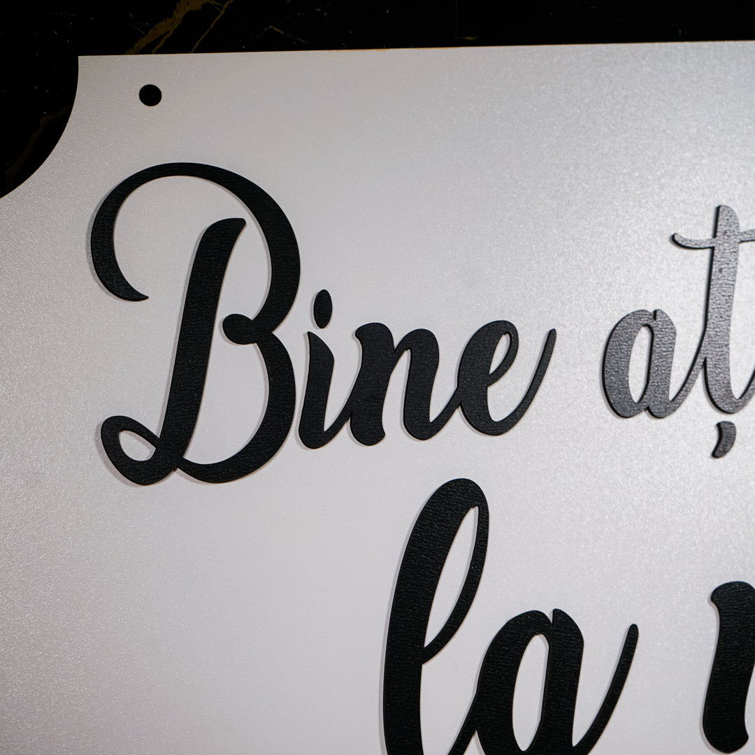 Semn personalizat „Bine ați venit la mire” ideal pentru decorul de nuntă sau ca suvenir festiv.