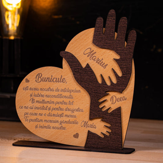 Tablou personalizat pentru bunic – Inima cu Mâna gravată pe lemn