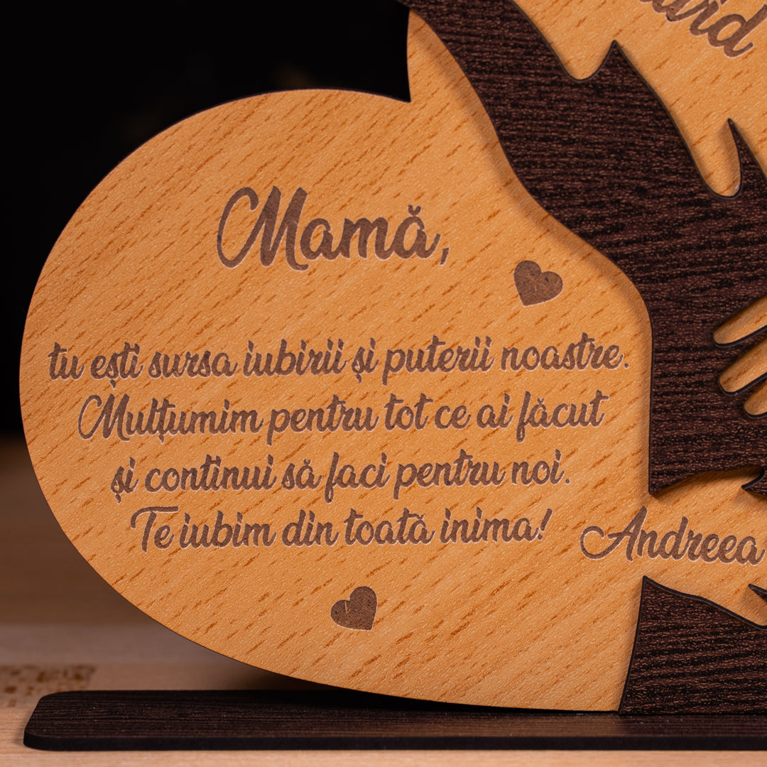 Tablou pentru mama – un cadou personalizat din lemn cu simbolul iubirii