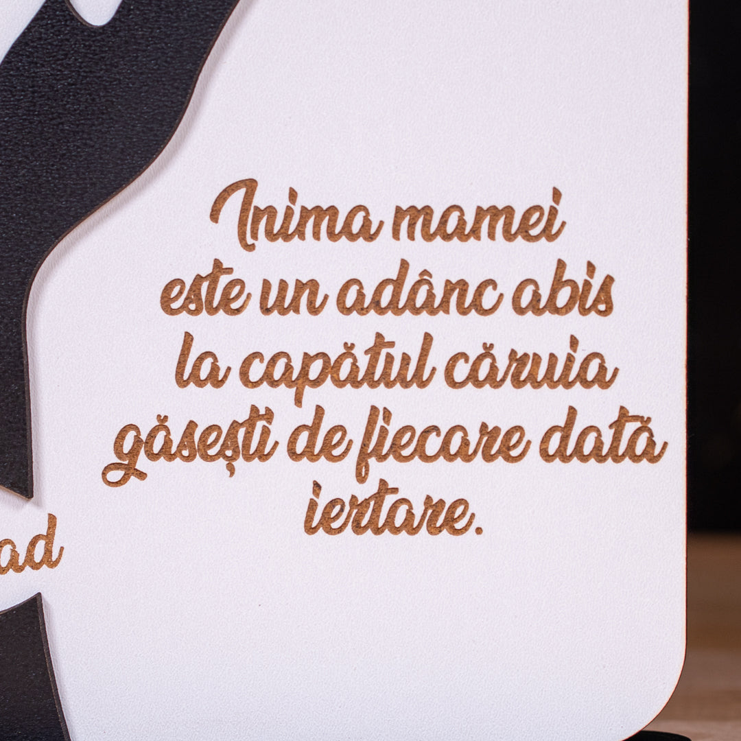 Placheta personalizată pentru mama – cadou simbolic din lemn