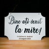 Plachetă decorativă de nuntă cu textul „Bine ați venit la mire!”, personalizată cu numele mirilor și data nunții.