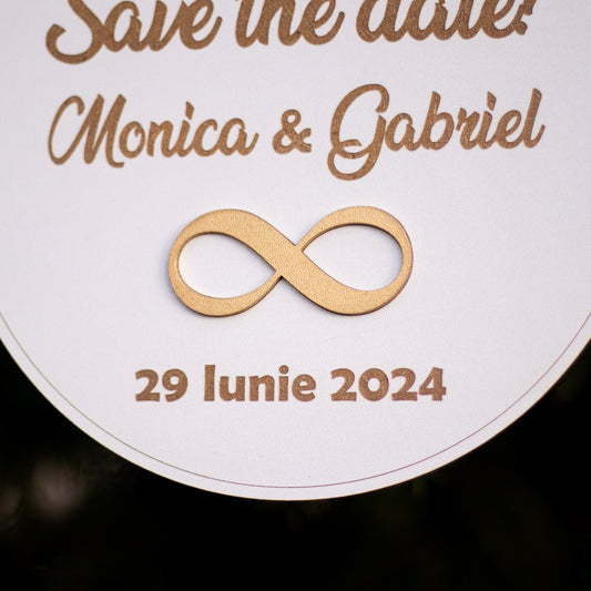 Placuta Save the date personalizata cu numele si data evenimentului, 21x21 cm, MDF alb, ES008