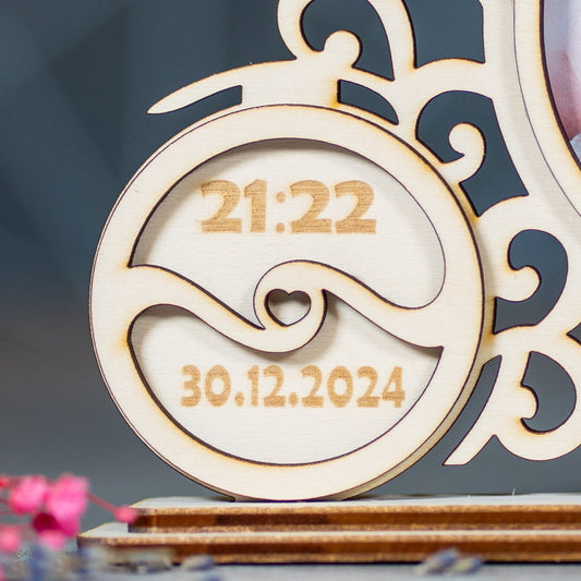 Rama foto pentru nou-nascut personalizata cu detaliile nasterii - Model caleasca