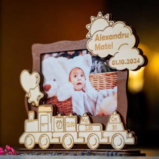 Rama foto pentru nou-nascut personalizata cu detaliile nasterii - Model trenulet