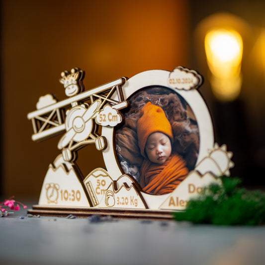 Rama foto pentru nou-nascut personalizata cu detaliile nasterii - Model avion