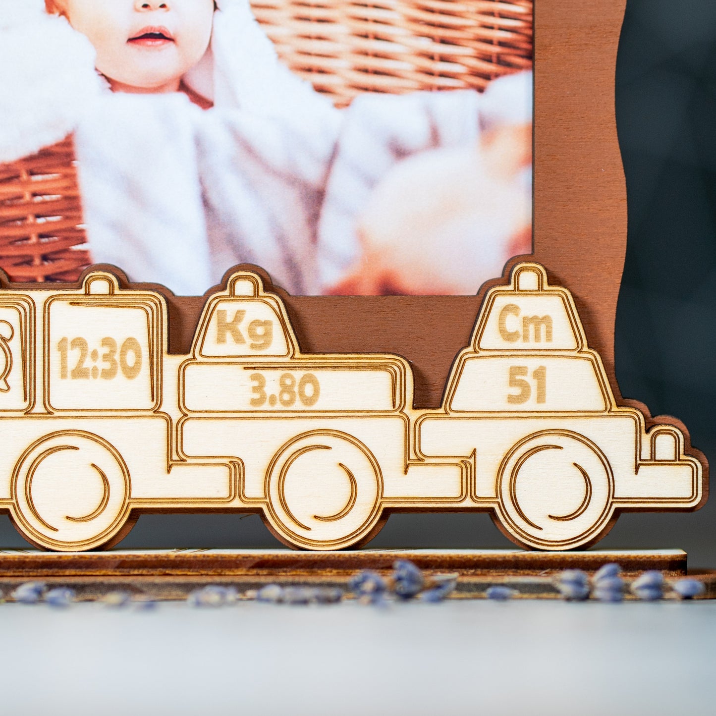Rama foto pentru nou-nascut personalizata cu detaliile nasterii - Model trenulet