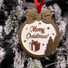 Globuleț din lemn „Merry Christmas” cu gravură și panglică roșie – ornament elegant pentru brad
