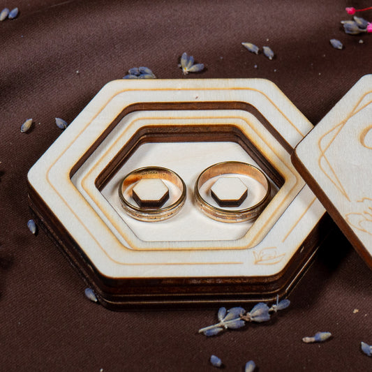 Cutie pentru verighete personalizata cu numele si data evenimentului - Model elegant in forma de hexagon, 10x10x3cm