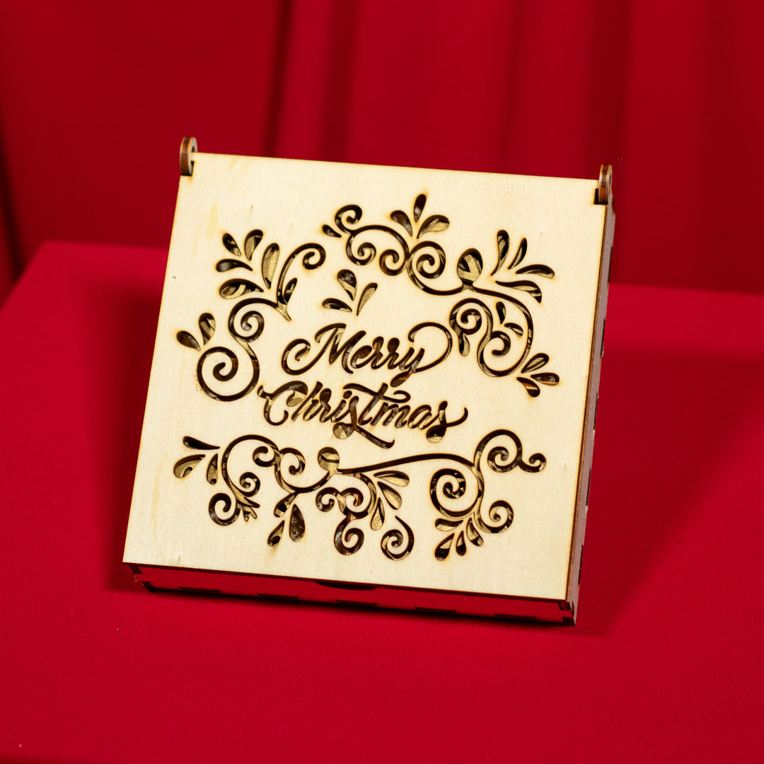 Globulețe de Crăciun din lemn în cutie gravată Merry Christmas