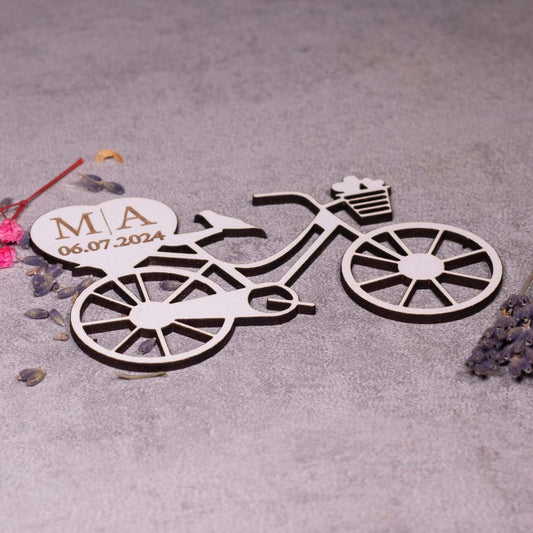 Marturie de nunta personalizata cu numele si data evenimentului - Bicicleta, 10x6cm, MDF alb