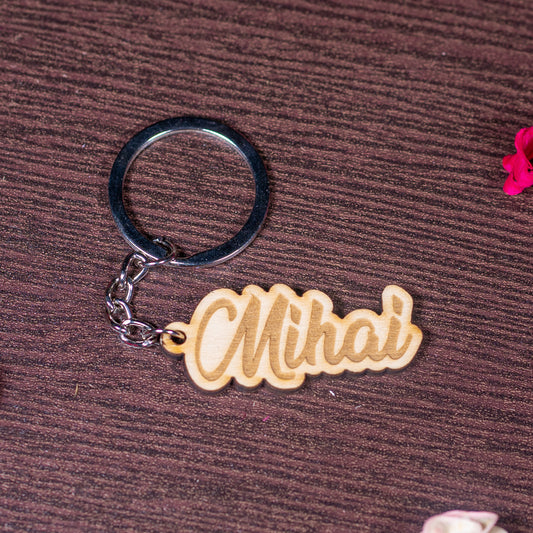 Breloc personalizat cu nume – font caligrafic pe lemn