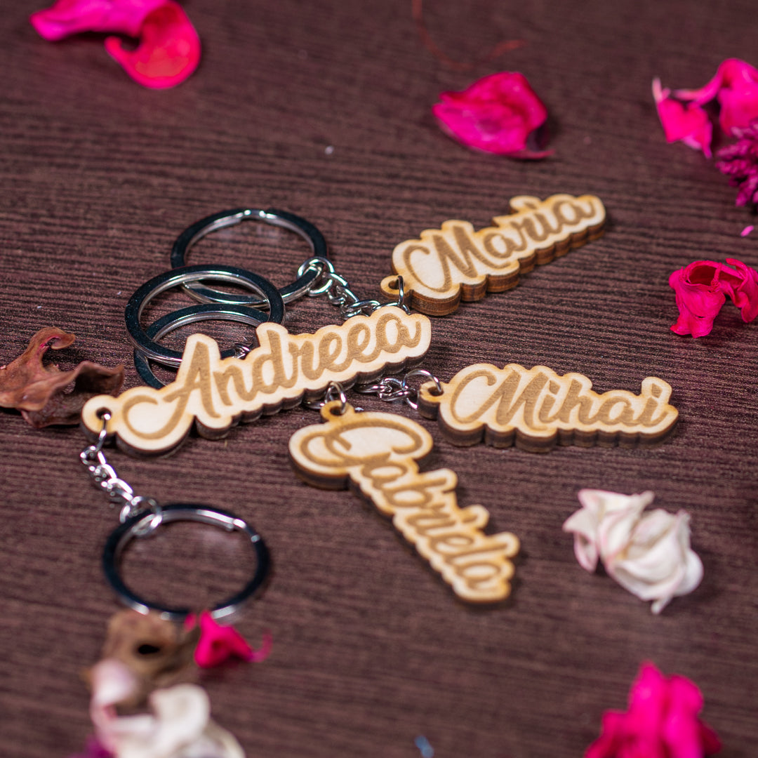 Accesoriu din lemn cu gravură – breloc personalizat