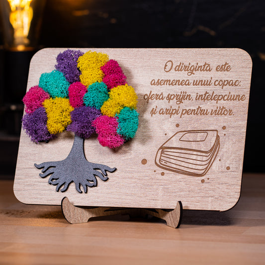 Cadou handmade din lemn gravat pentru profesori, decorat cu licheni