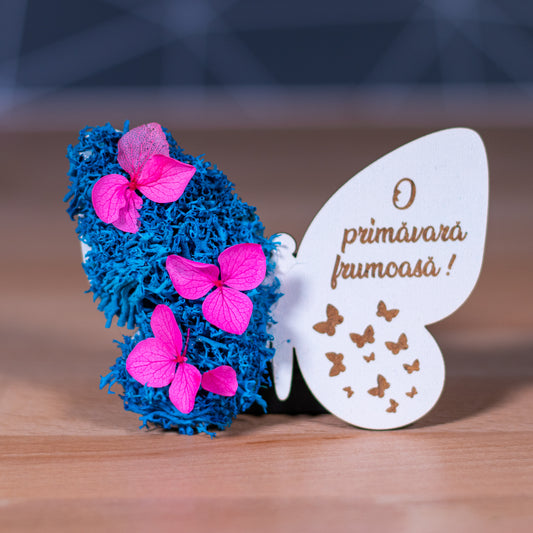 Martisor magnet cu licheni si hortensii model - fluture albastru