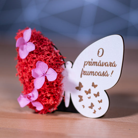 Martisor magnet cu licheni si hortensii model - fluture rosu