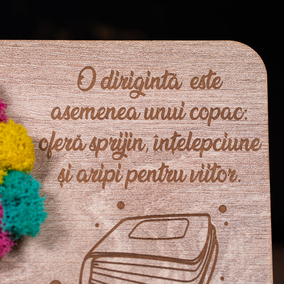 Decor elegant din lemn cu licheni stabilizați – ideal pentru un profesor apreciat