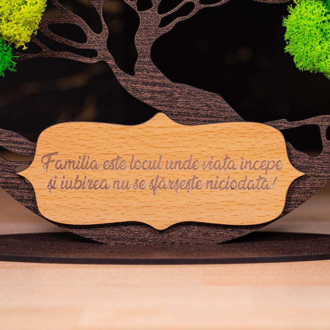 Copacul vietii din lemn cu licheni verzi si mesaj personalizat - Familia, 21x20cm