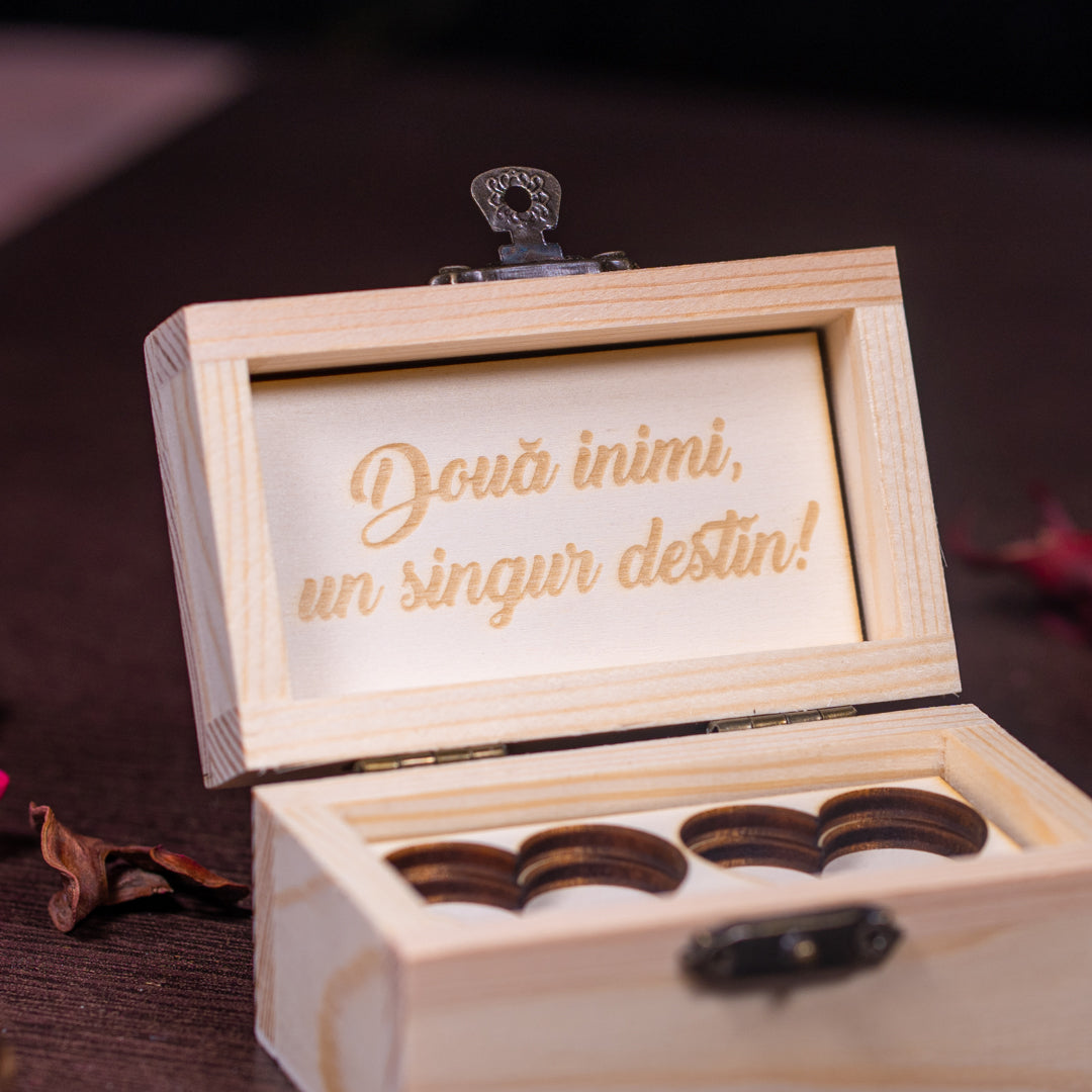 Suport verighete personalizat – cutie din lemn natural cu aspect rustic și detalii romantice