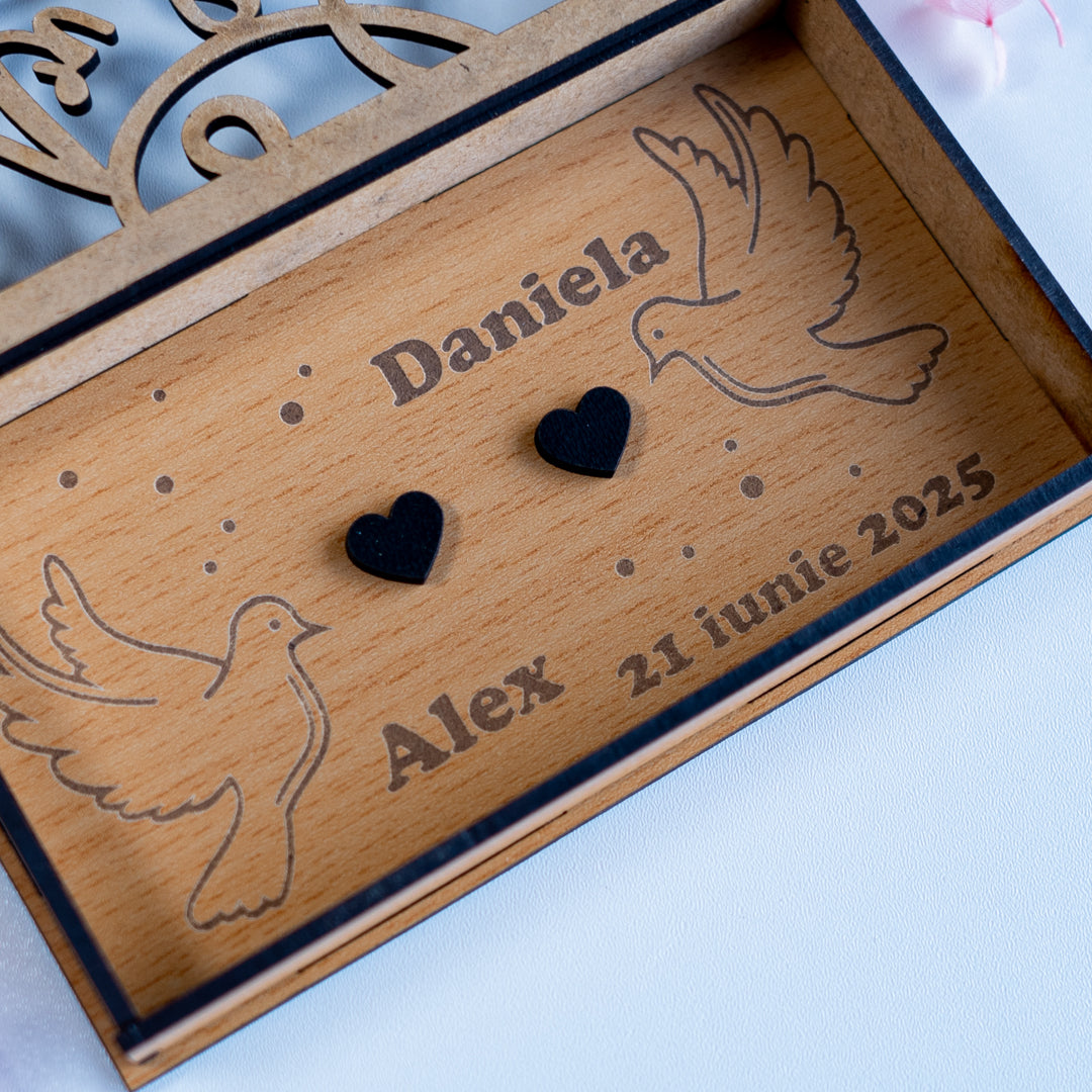 Accesoriu de nuntă – cutie pentru verighete gravată cu nume și dată