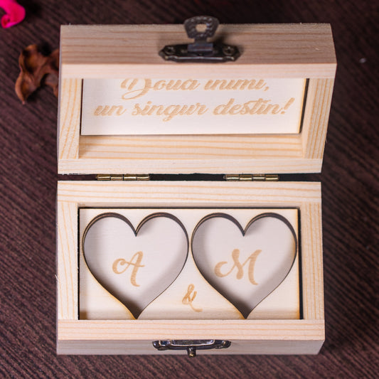 Cufăr de verighete din lemn personalizat cu numele mirilor și data nunții – vedere de sus cu capac închis