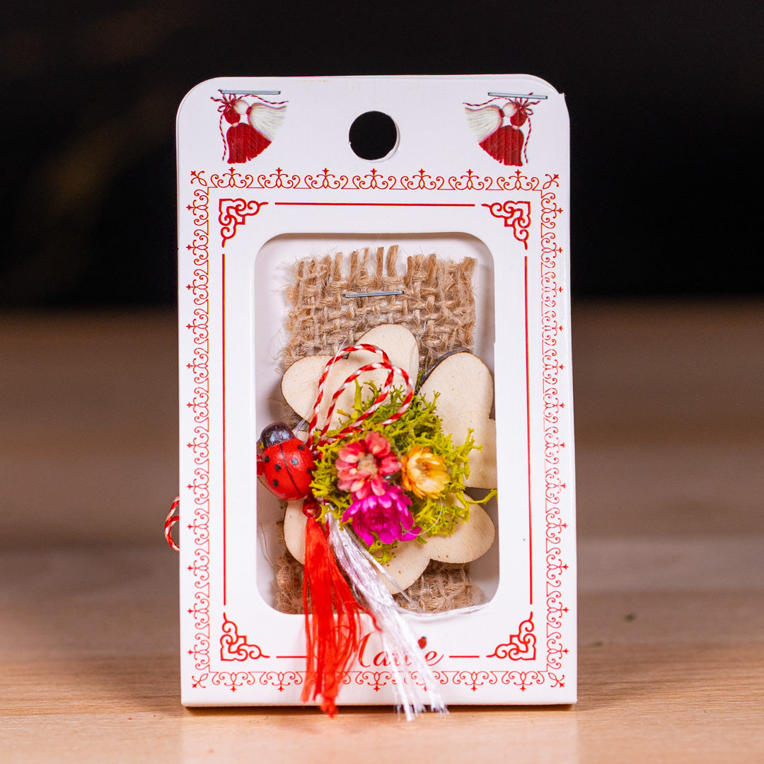 Martisor din lemn handmade - Model Trifoi cu licheni si buburuza