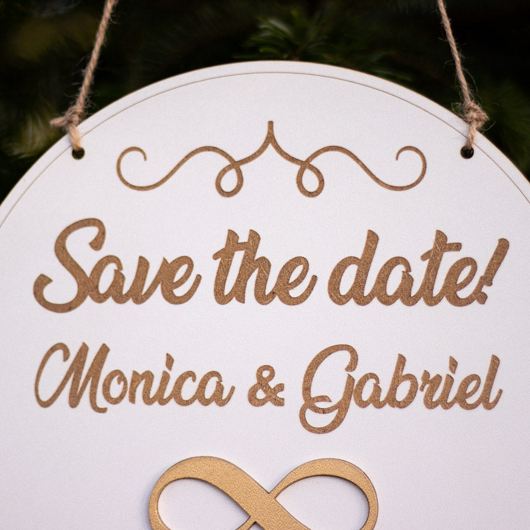 Placuta Save the date personalizata cu numele si data evenimentului, 21x21 cm, MDF alb, ES008