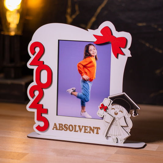 Ramă tematică „Absolventă” – fetiță în ținută de absolvire