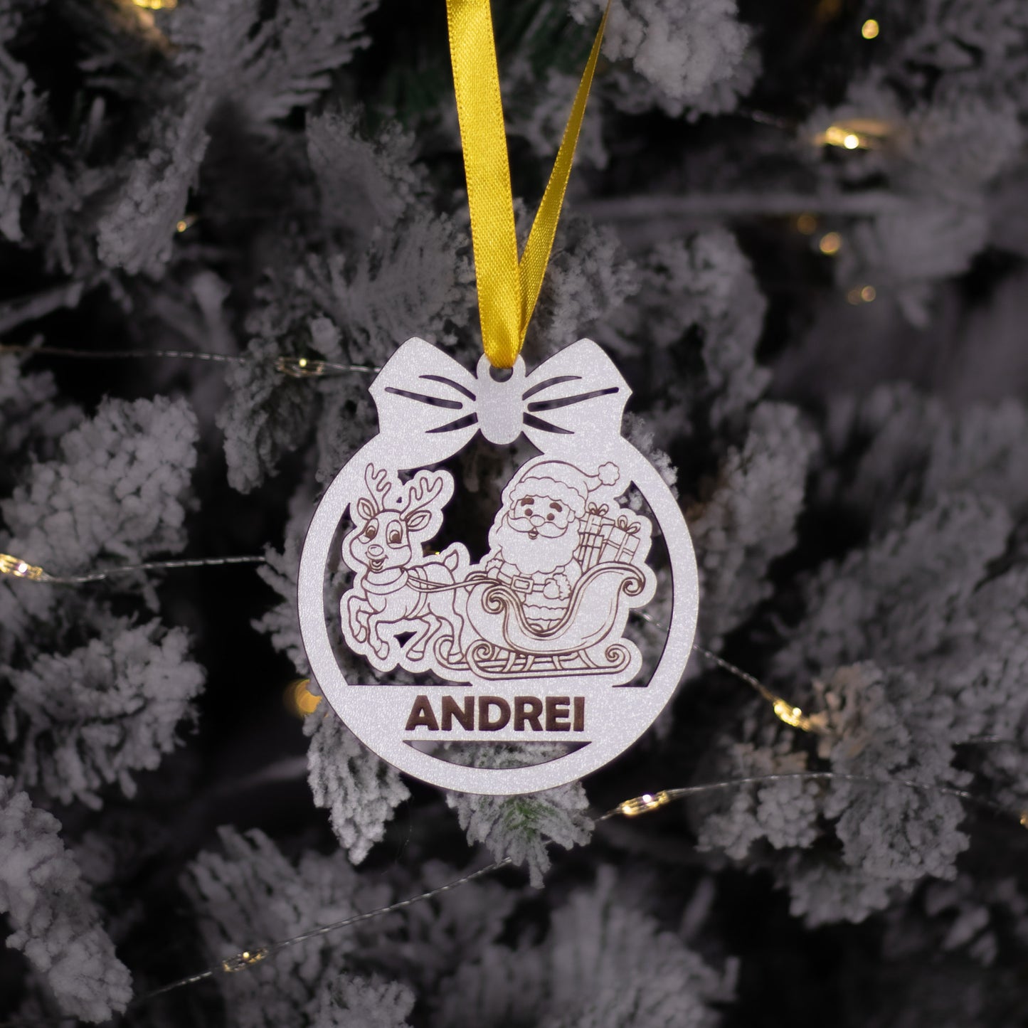 Globuleț din lemn - cu Moș Crăciun în sanie și nume personalizat