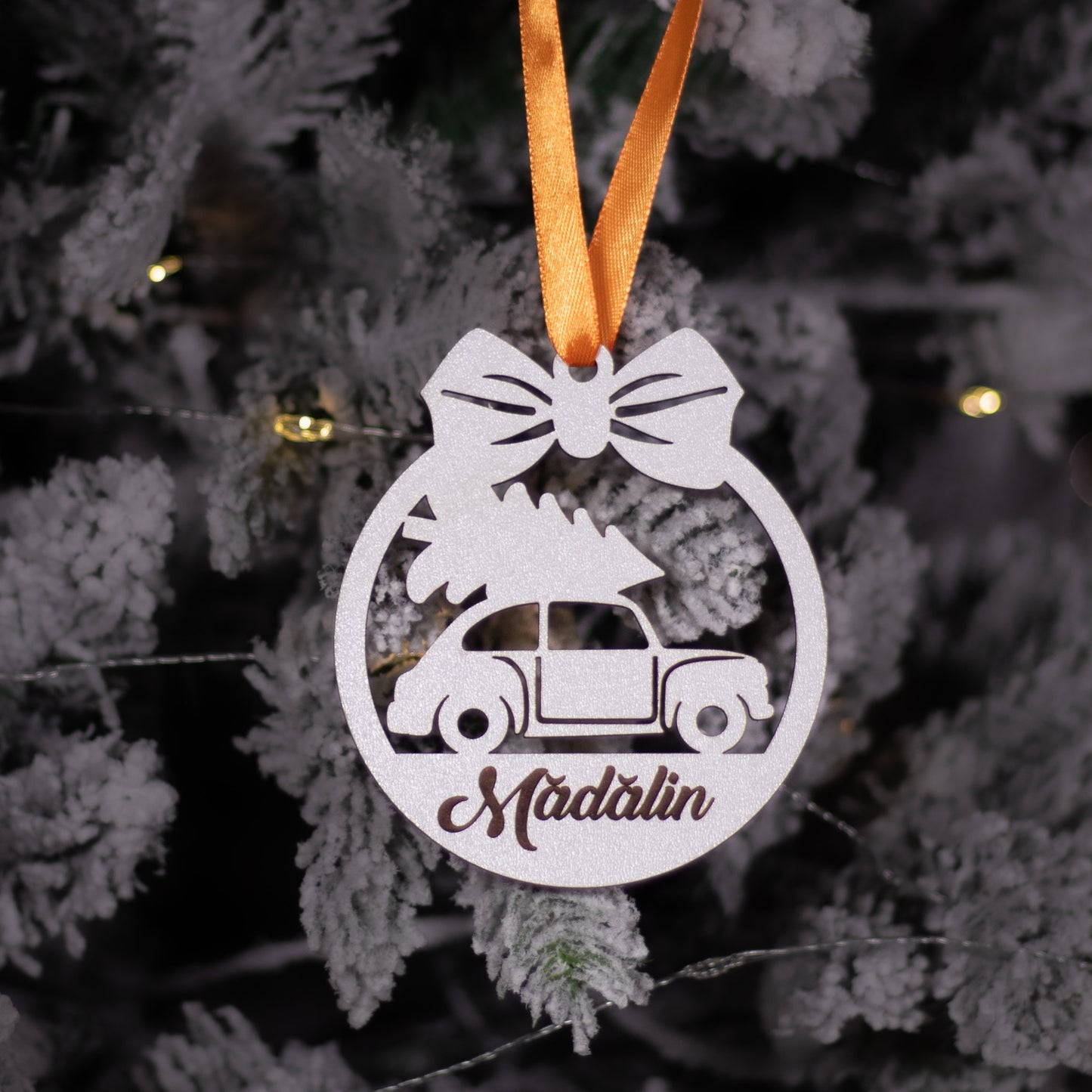 Globuleț din lemn - „Cu brad pe mașină și nume personalizat”