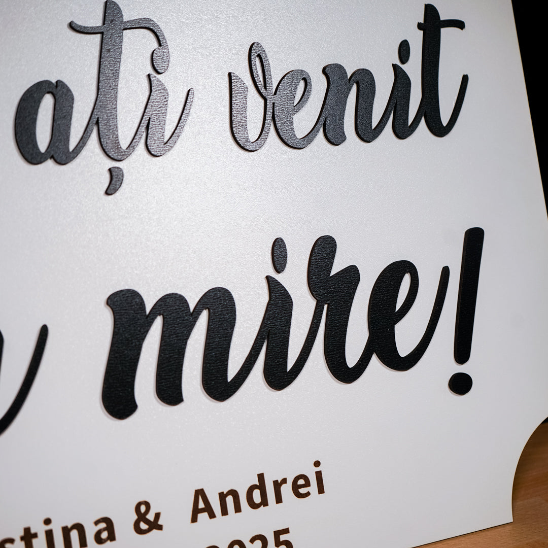 Plachetă personalizată pentru nuntă, cu design curbat și gravură neagră pe fundal alb.