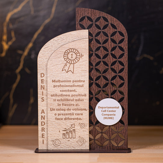 Cadou personalizat pentru coleg – trofeu cu mesaj de apreciere și design office.